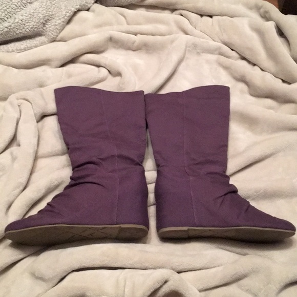Gently worn fabric boots with 3.5 inch high @ heel - Picture 3 of 8